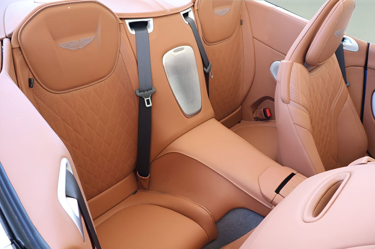 Used 2024 Aston Martin DB12 Convertible image 18