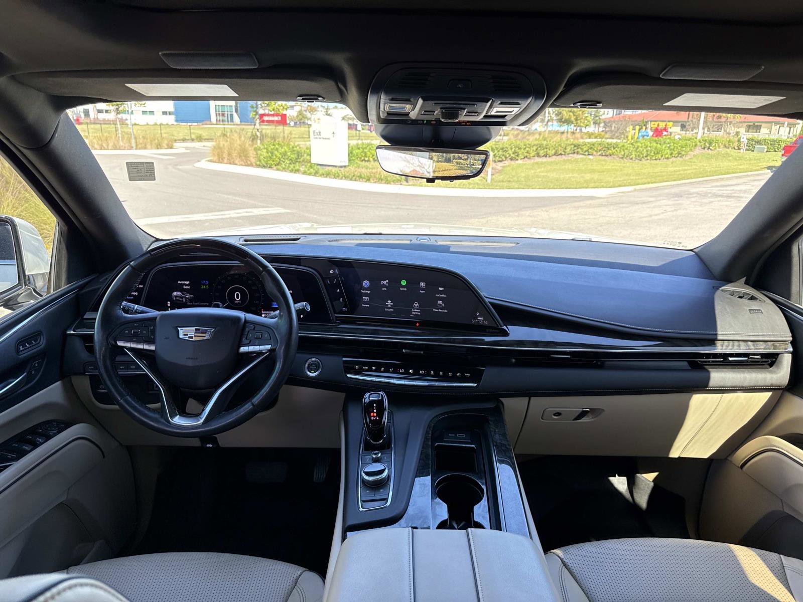Used 2024 Cadillac Escalade Premium Luxury AWD/4WD image 17