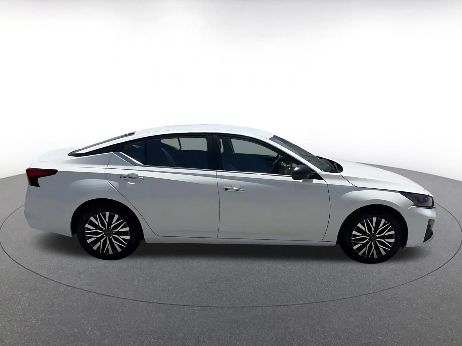 Used 2025 Nissan Altima 2.5 SV FWD image 15