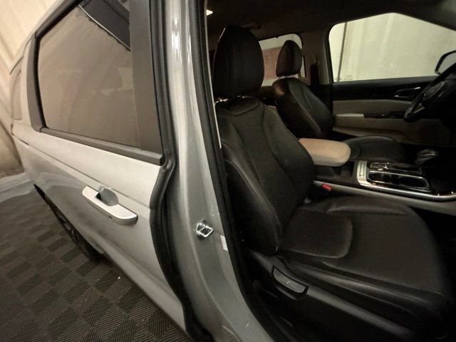 Used 2024 Kia Carnival EX FWD image 21
