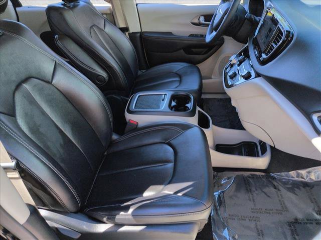 Used 2024 Chrysler Pacifica Touring-L image 21