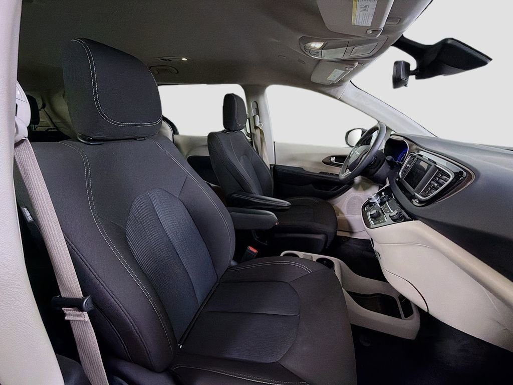 Used 2023 Chrysler Voyager LX image 30