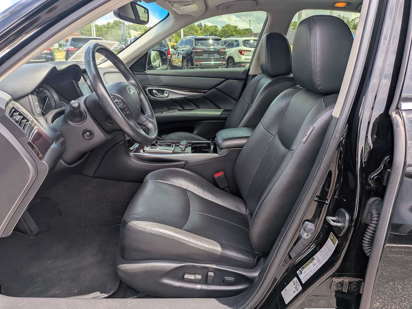 Used 2018 INFINITI Q70 Luxe RWD image 14