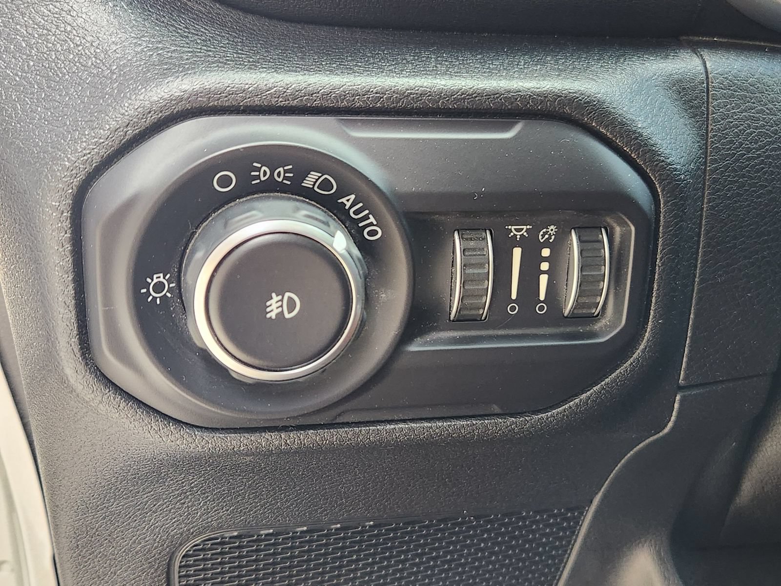 Used 2018 Jeep Wrangler Unlimited Sahara AWD/4WD image 22