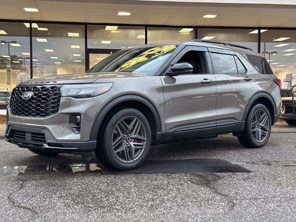 Used 2026 Ford Explorer ST-Line w/ ST-Line Street Pack AWD/4WD image 2