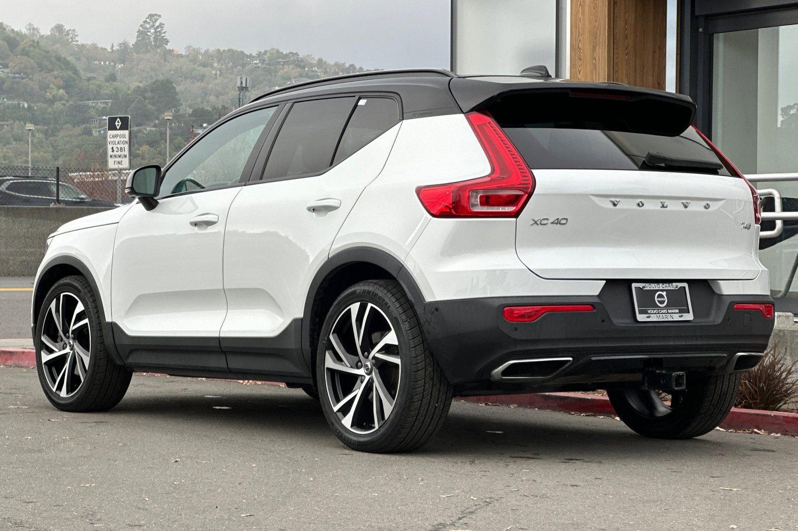 Used 2019 Volvo XC40 T4 R-Design image 6