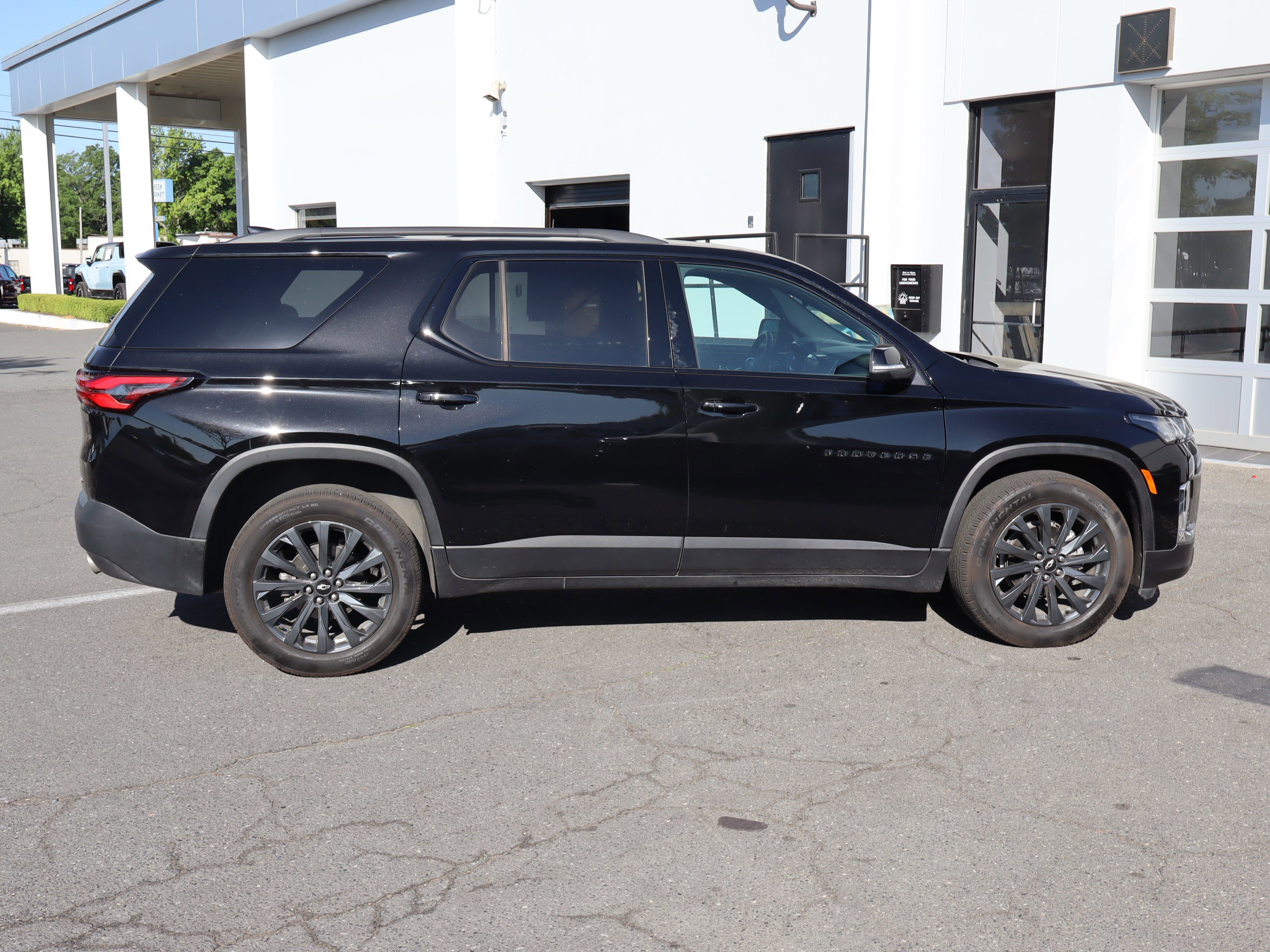 Used 2023 Chevrolet Traverse RS FWD image 11