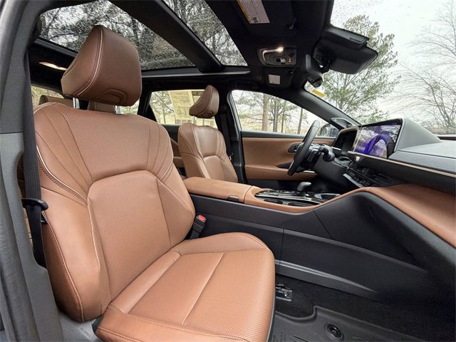 Used 2025 Toyota Crown Signia Limited w/ Advanced Technology Package image 27