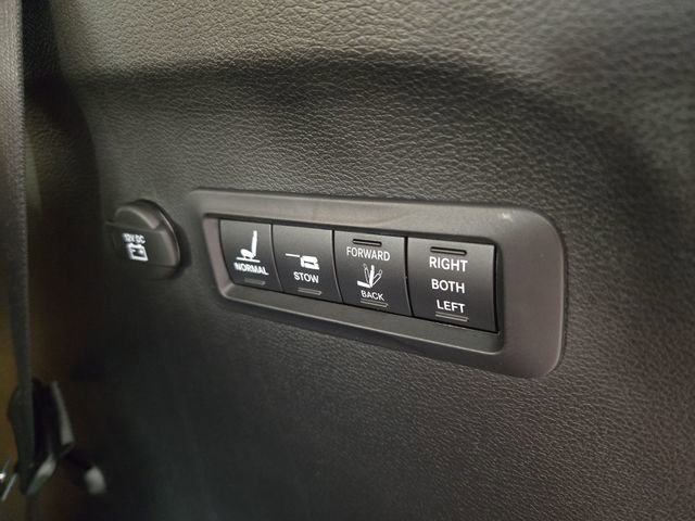 Used 2021 Chrysler Pacifica Pinnacle AWD/4WD image 34