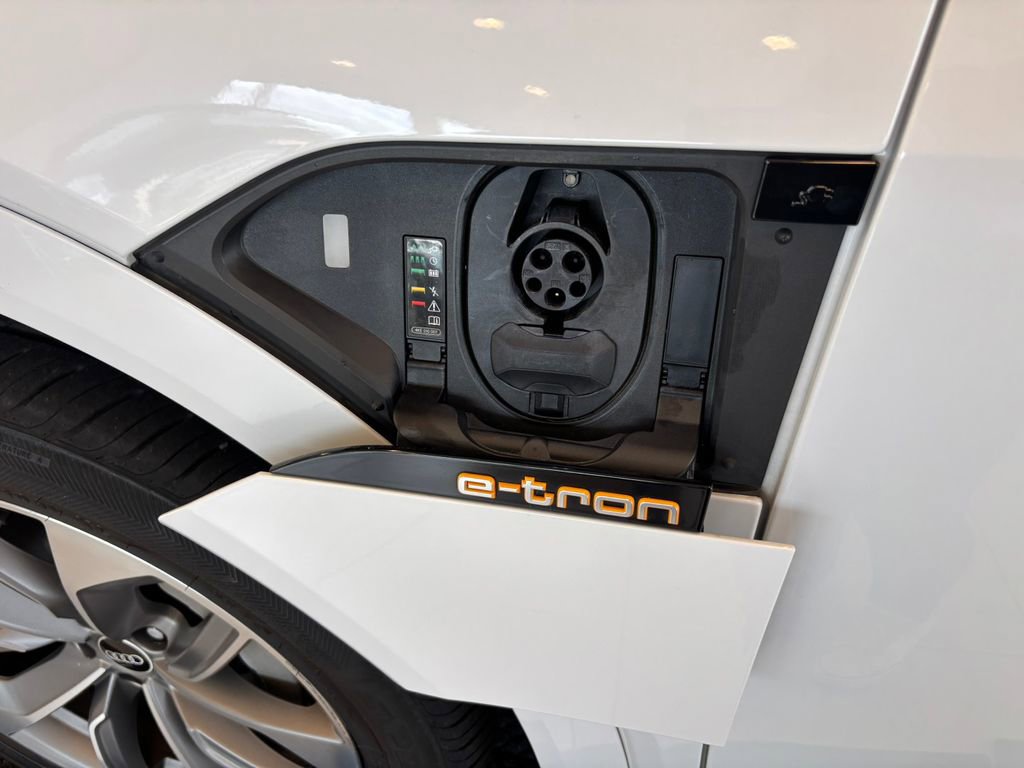Used 2021 Audi e-tron Premium Plus w/ Premium Plus Package AWD/4WD image 29