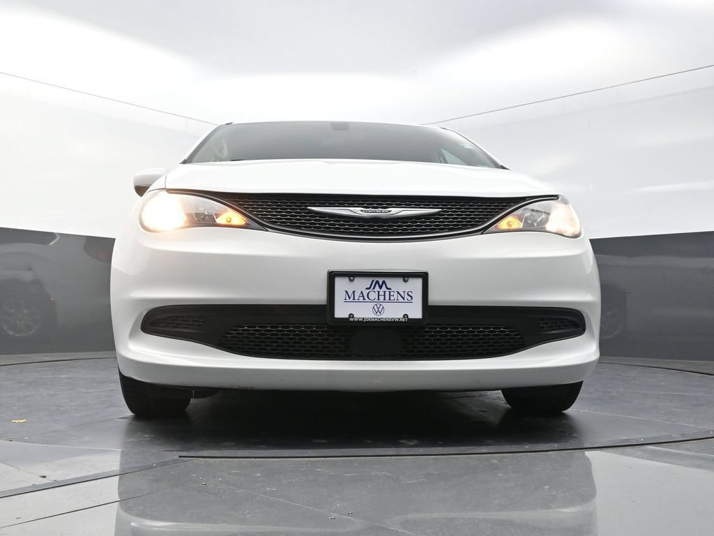 Used 2022 Chrysler Voyager LX FWD image 24
