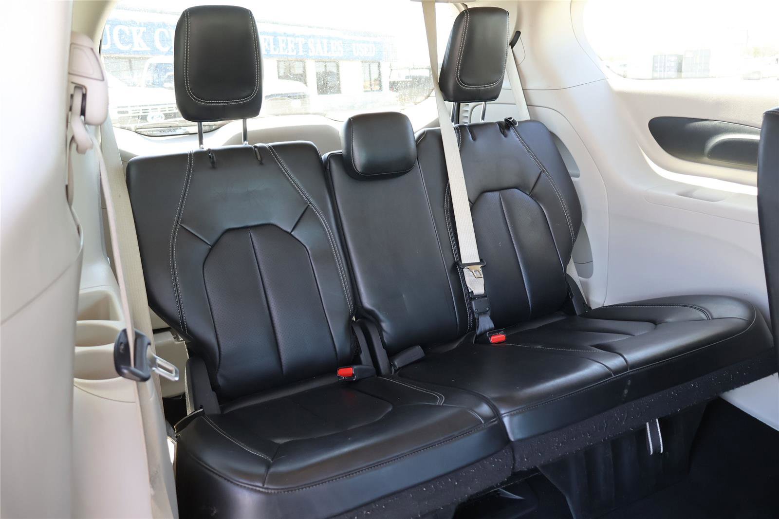 Used 2023 Chrysler Pacifica Touring-L image 34