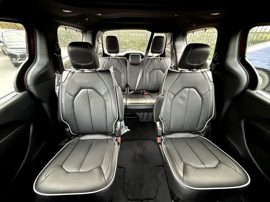 New 2026 Chrysler Pacifica Limited w/ Uconnect Theater Family Group FWD image 29