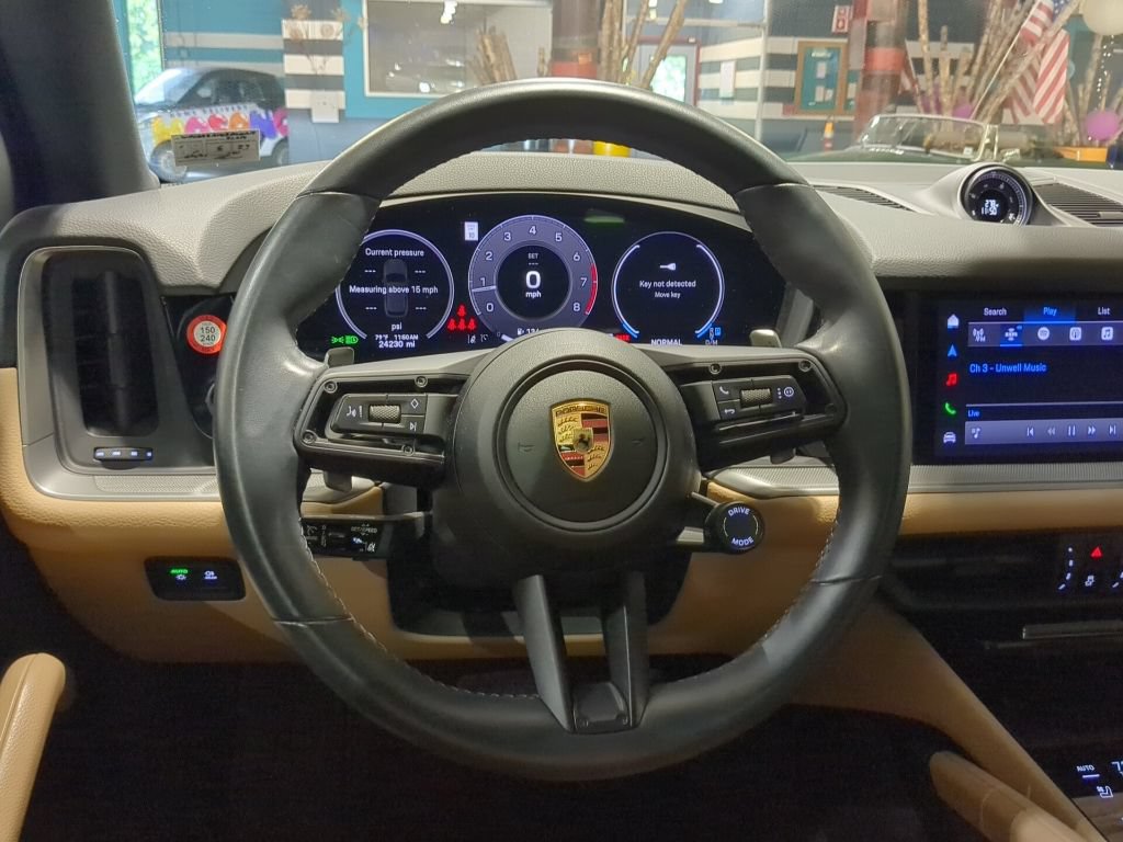 Used 2025 Porsche Cayenne AWD/4WD image 2