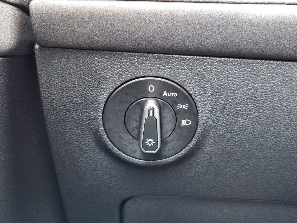 Certified 2025 Volkswagen Taos SE AWD/4WD image 18