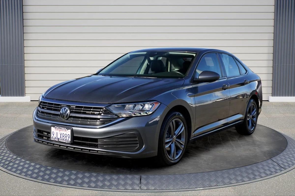 Used 2024 Volkswagen Jetta SE image 3