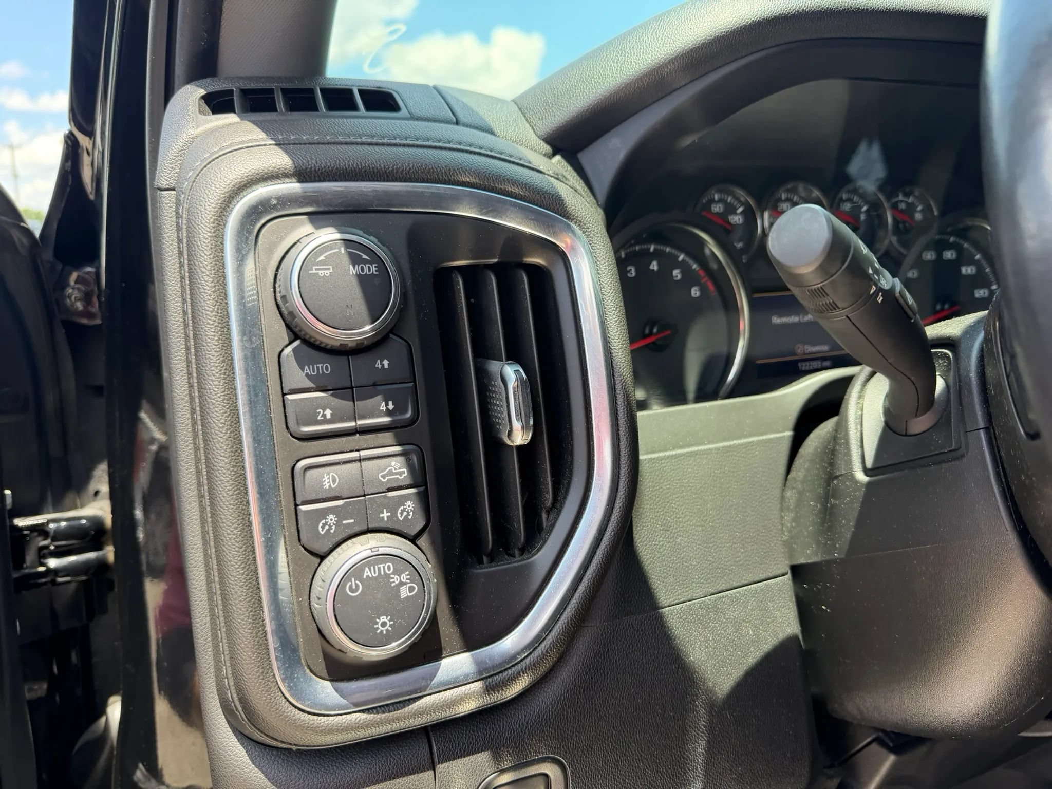 Used 2020 Chevrolet Silverado 1500 LT Trail Boss w/ Midnight Edition AWD/4WD image 19