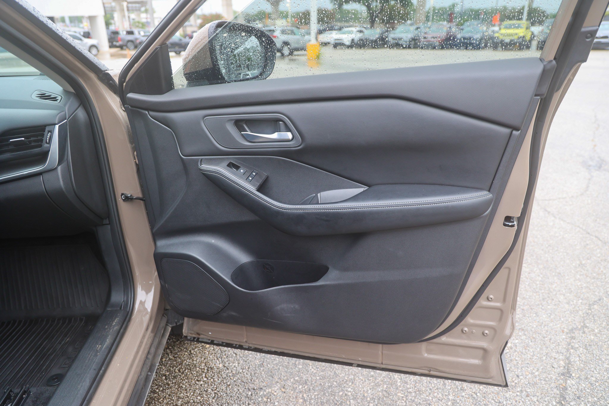 Used 2025 Nissan Rogue SV FWD image 40