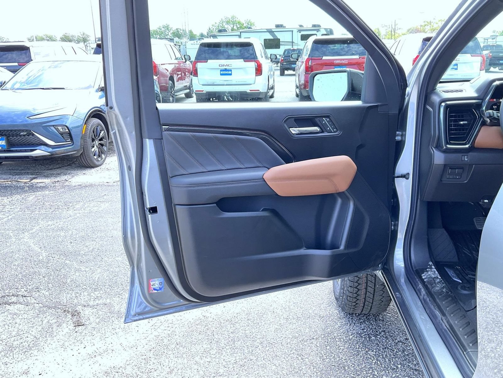 New 2026 GMC Canyon AT4 w/ AT4 Premium Package AWD/4WD image 9