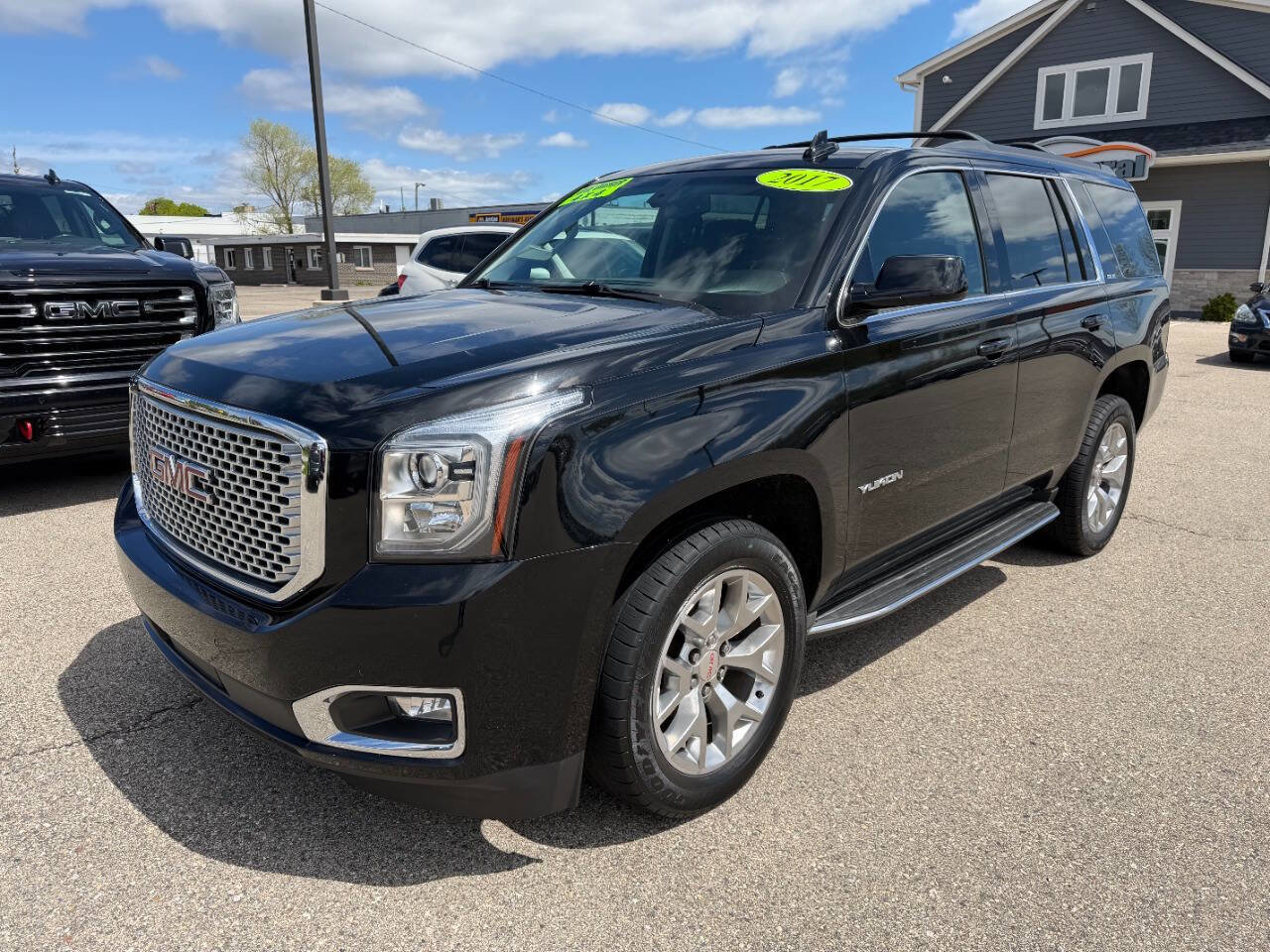 Used 2017 GMC Yukon SLE w/ SLE Value Package AWD/4WD image 1
