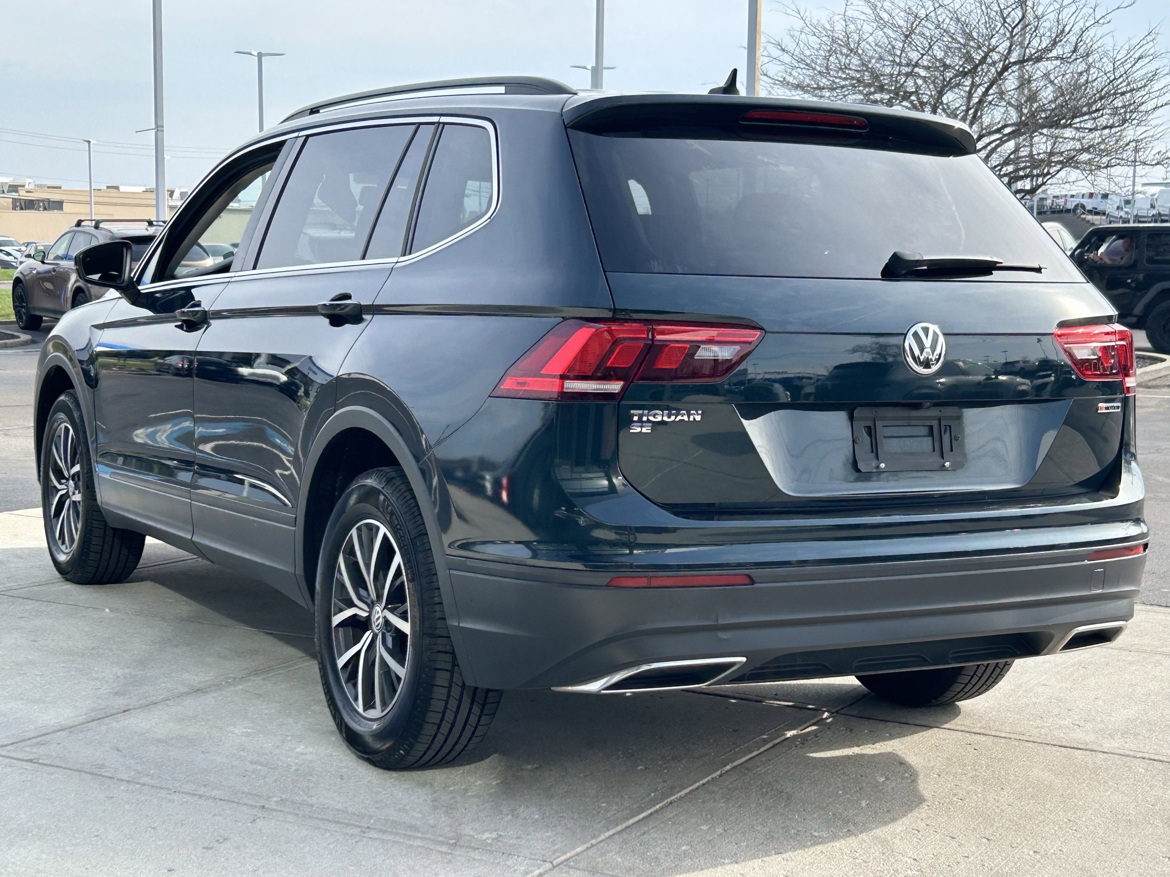 Used 2019 Volkswagen Tiguan SE w/ Panoramic Sunroof Package image 5