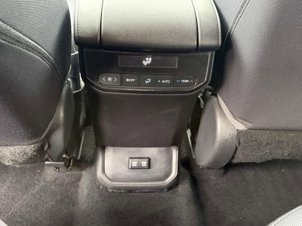 Used 2021 Toyota Highlander LE image 14