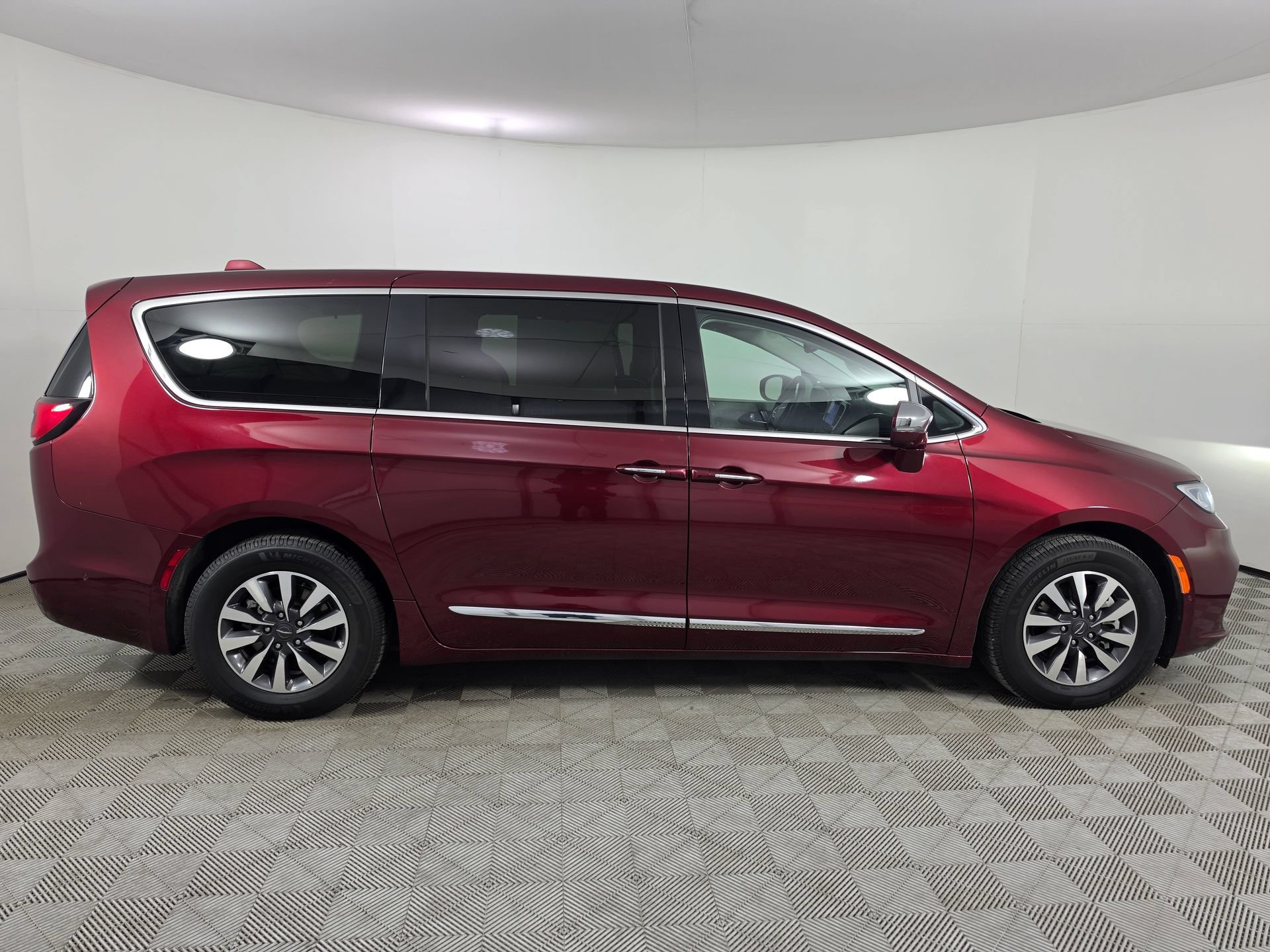 Used 2022 Chrysler Pacifica Limited w/ Uconnect Theater Family Group FWD image 8