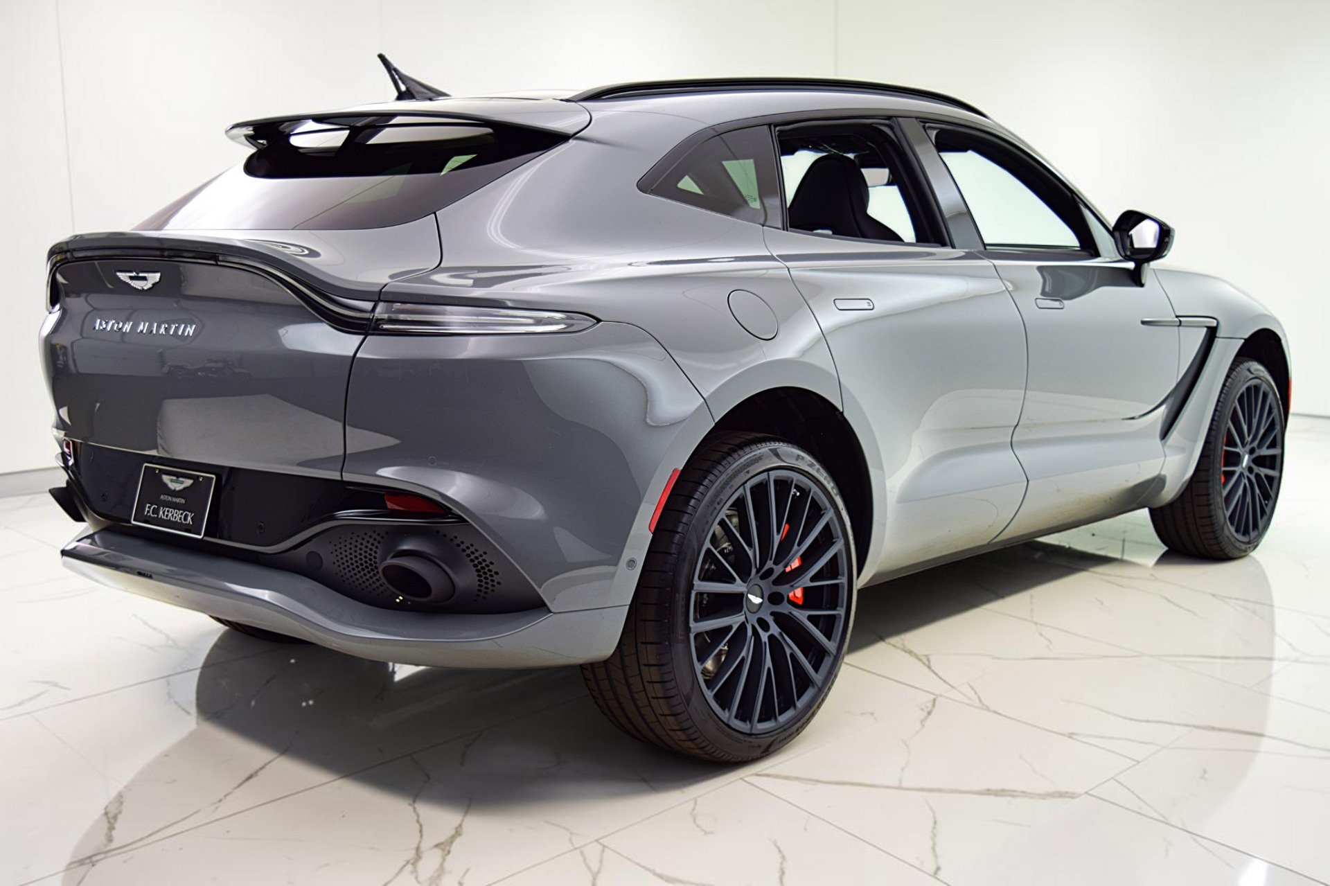 Used 2023 Aston Martin DBX AWD/4WD image 9