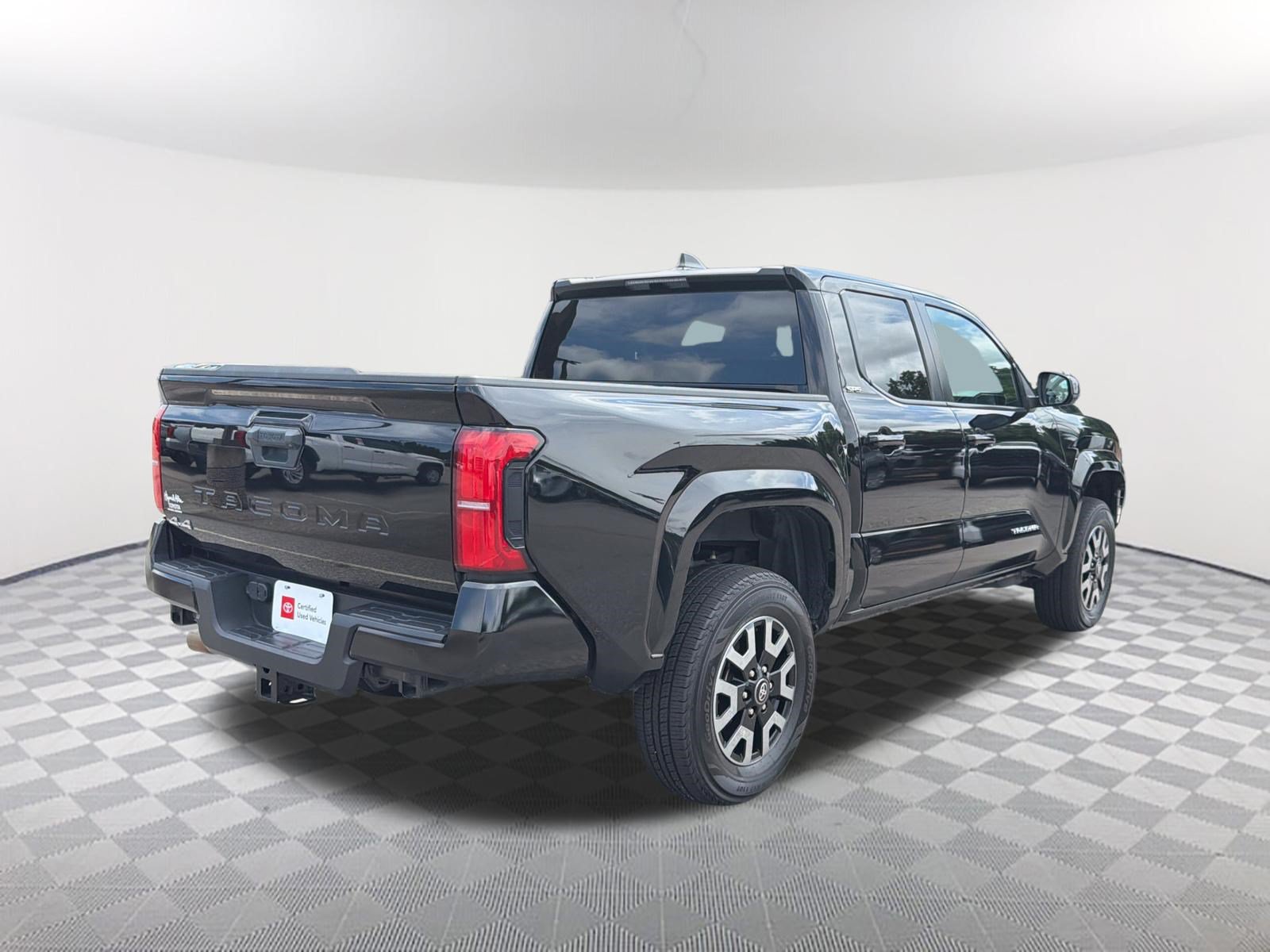 Certified 2024 Toyota Tacoma SR5 AWD/4WD image 17