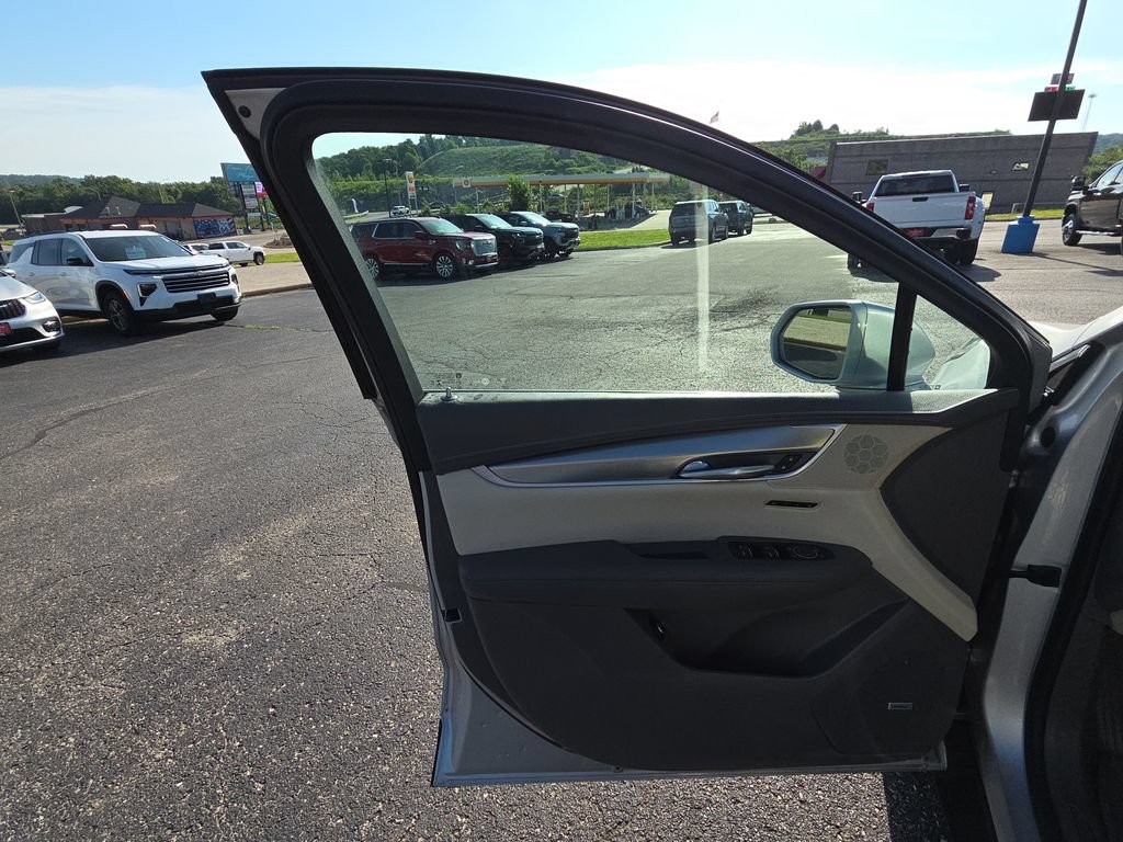Used 2018 Cadillac XT5 Luxury w/ Driver Awareness Package FWD image 12
