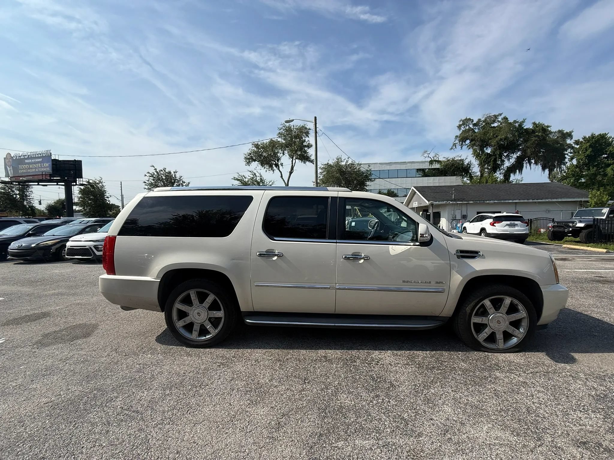 Used 2013 Cadillac Escalade ESV Luxury AWD/4WD image 4