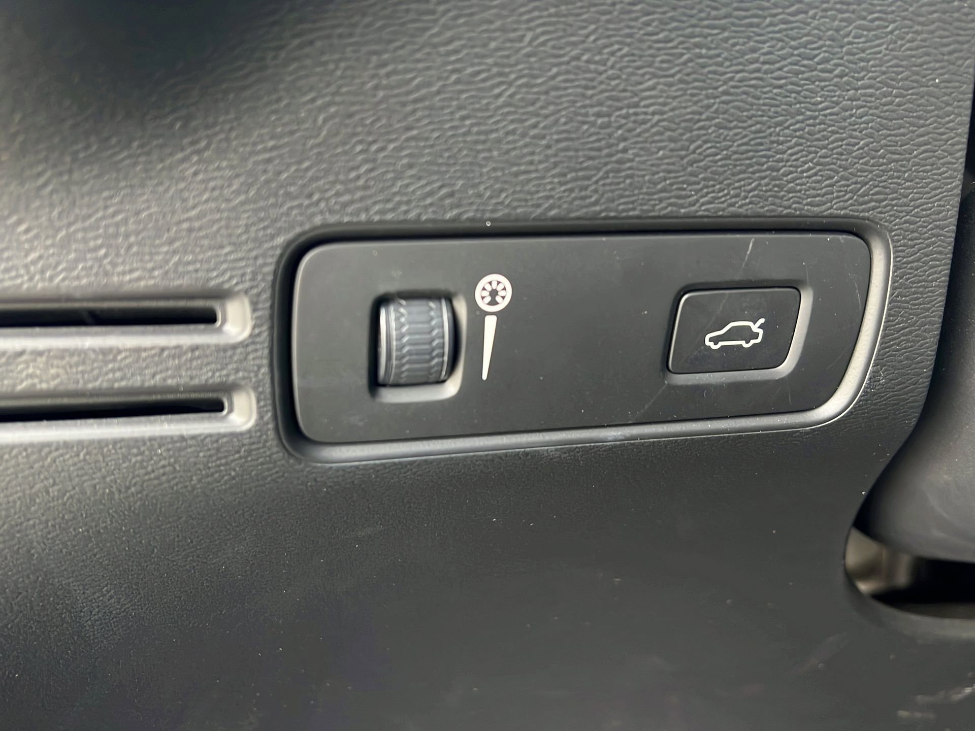 Used 2020 Volvo XC40 T4 Momentum w/ Premium Package image 23