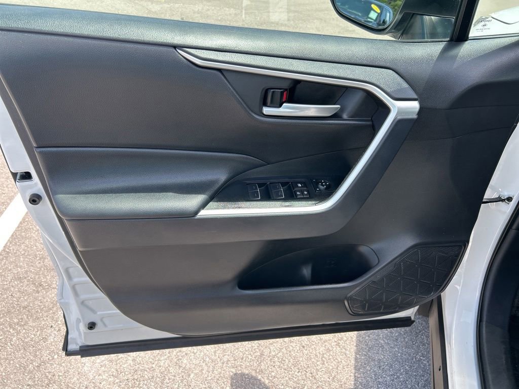 Used 2025 Toyota RAV4 XLE AWD/4WD image 18