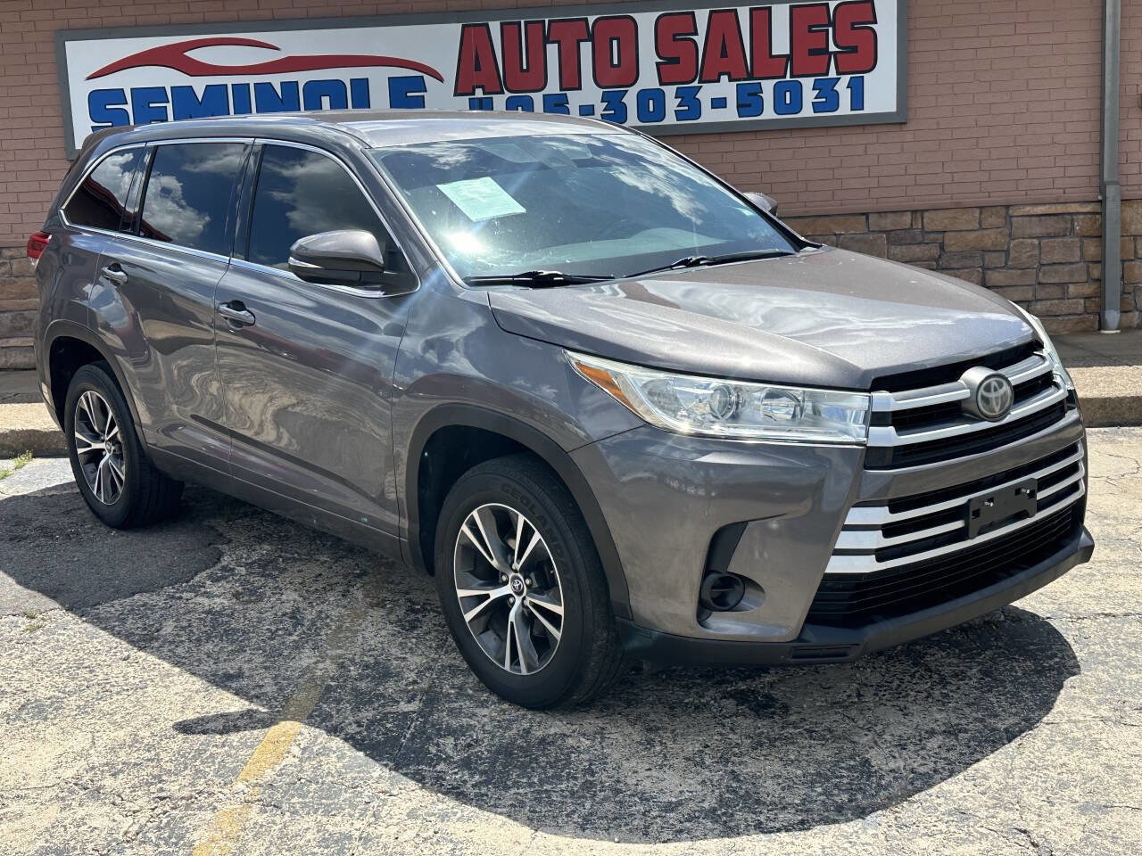 Used 2017 Toyota Highlander LE w/ Carpet Mat Package FWD image 3