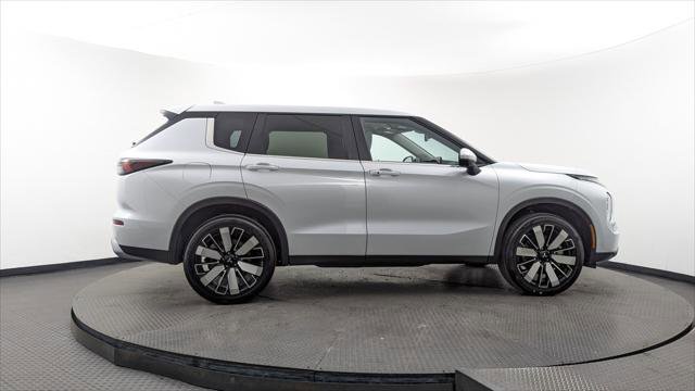 Used 2025 Mitsubishi Outlander SE image 8
