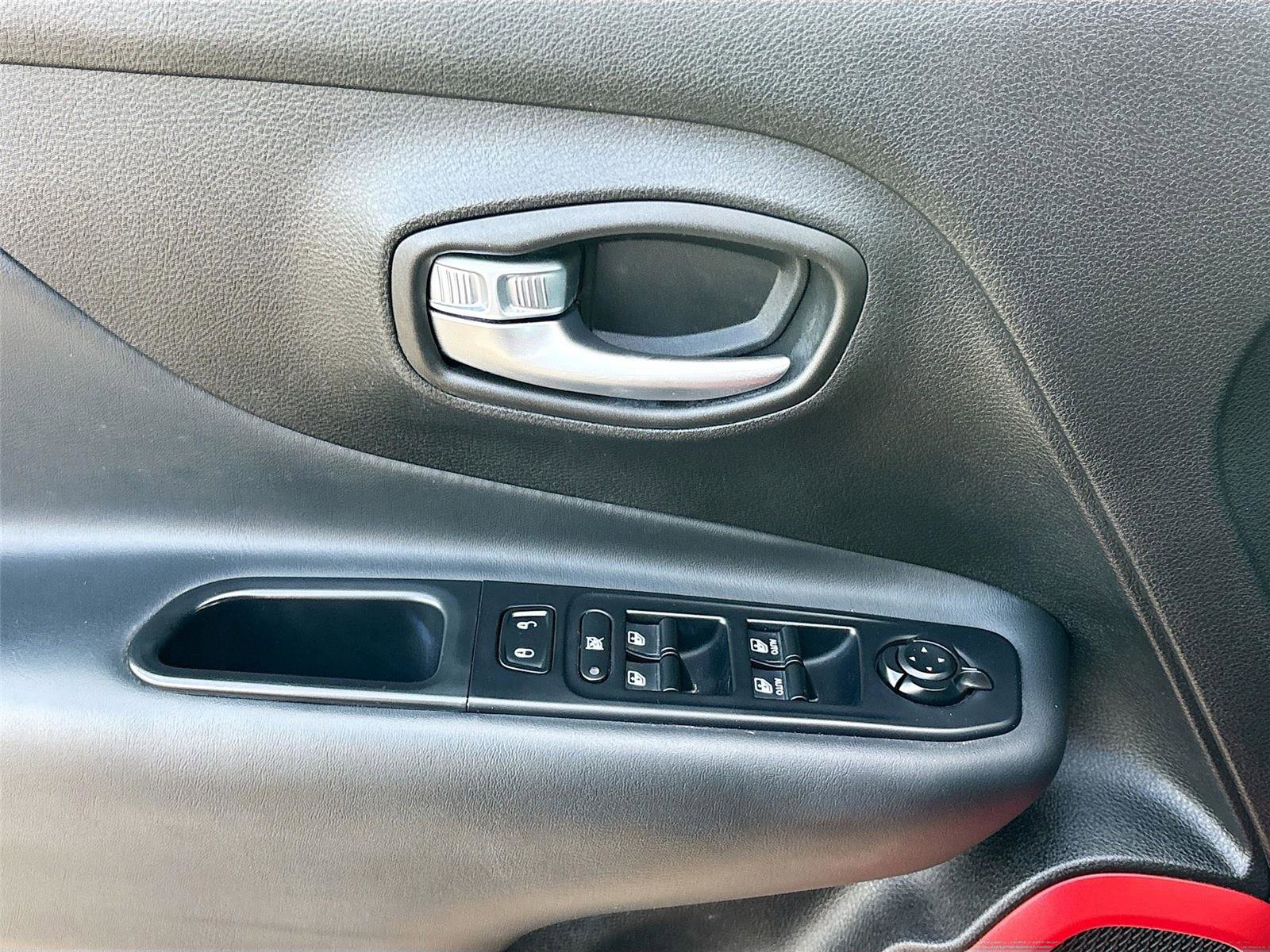 Used 2018 Jeep Renegade Trailhawk AWD/4WD image 17