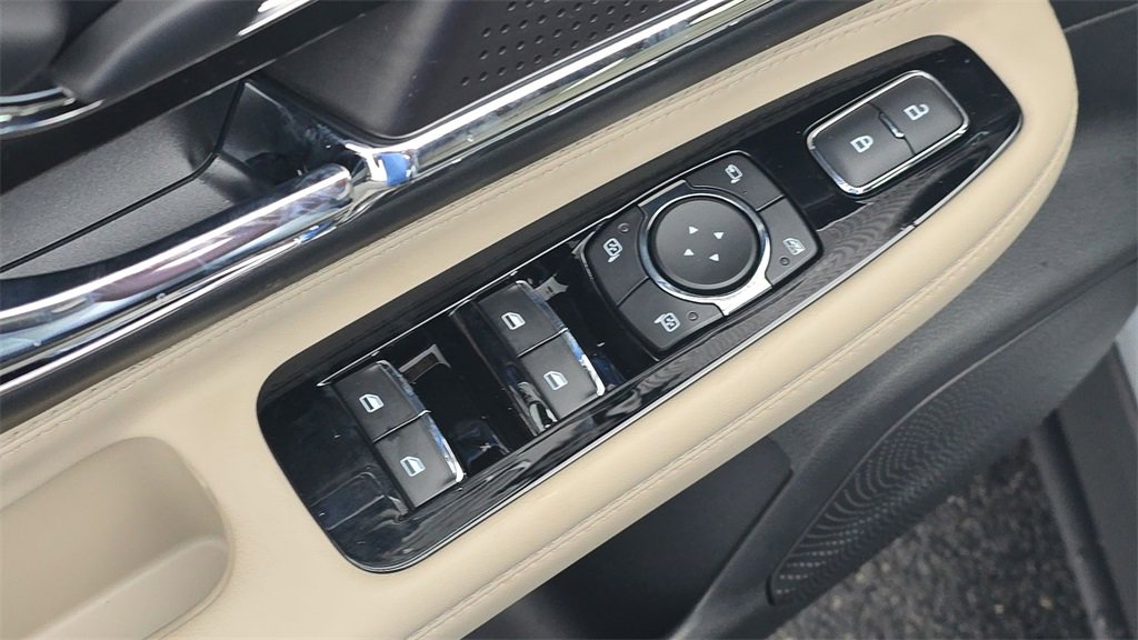 Used 2025 Lincoln Corsair Grand Touring w/ Jet Appearance Package image 13