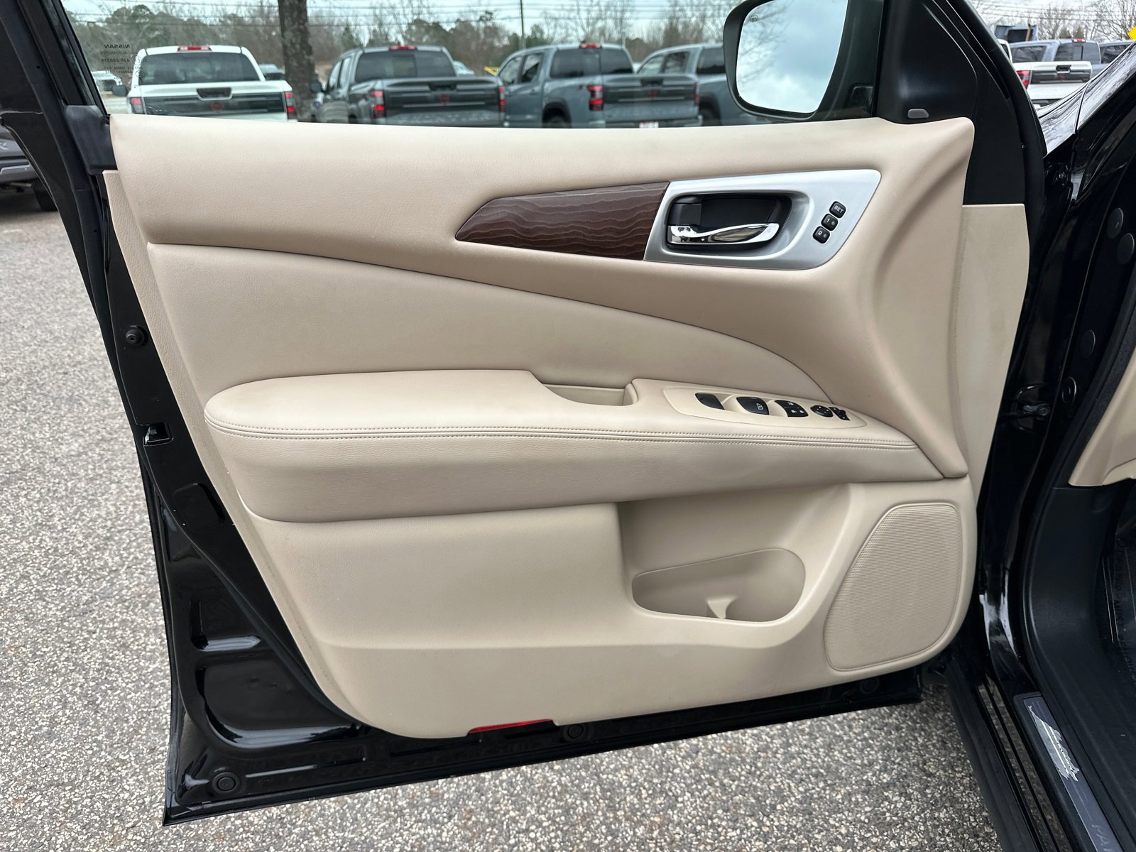 Used 2018 Nissan Pathfinder Platinum image 10