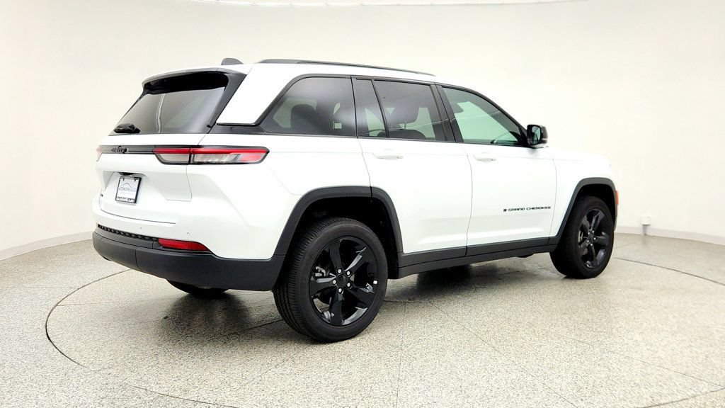 Used 2025 Jeep Grand Cherokee Altitude AWD/4WD image 5