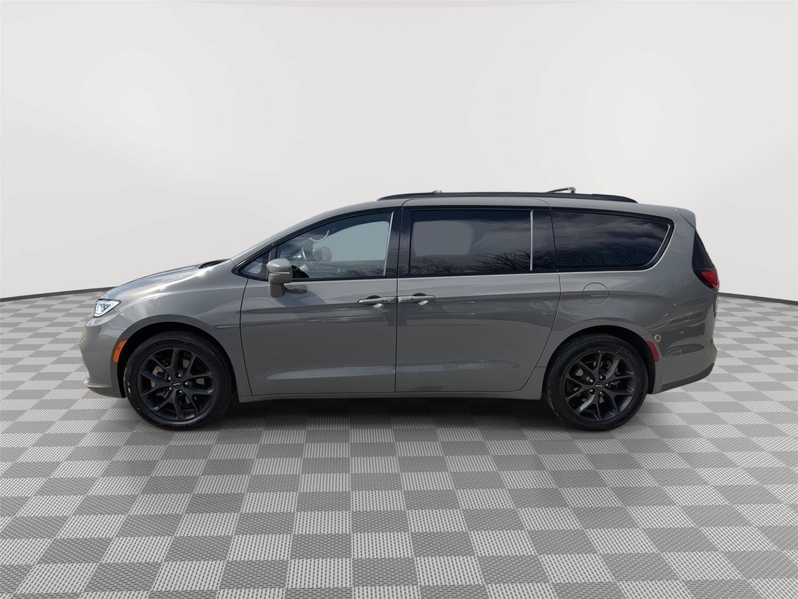 Used 2021 Chrysler Pacifica Touring-L w/ S Appearance Package AWD/4WD image 4
