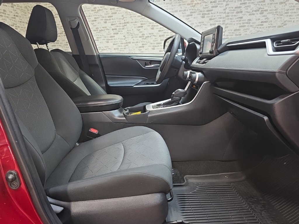Used 2021 Toyota RAV4 XLE w/ Convenience Package image 9