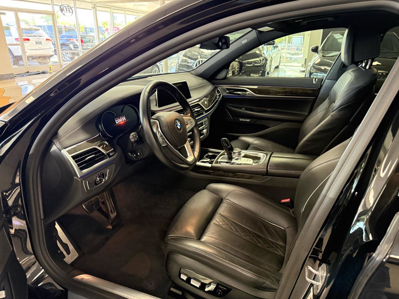 Used 2018 BMW 750i image 10