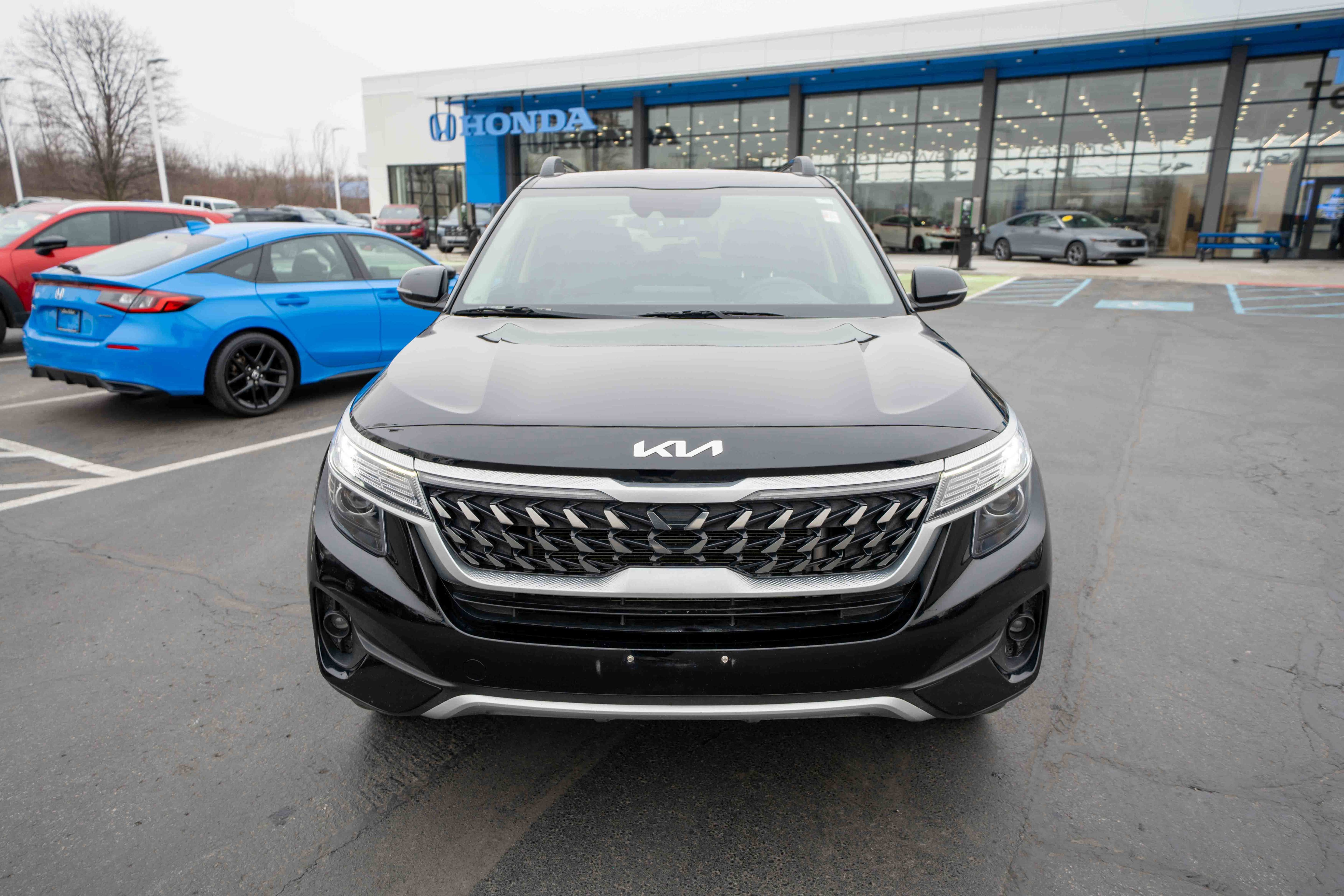 Used 2022 Kia Seltos Nightfall Edition image 2