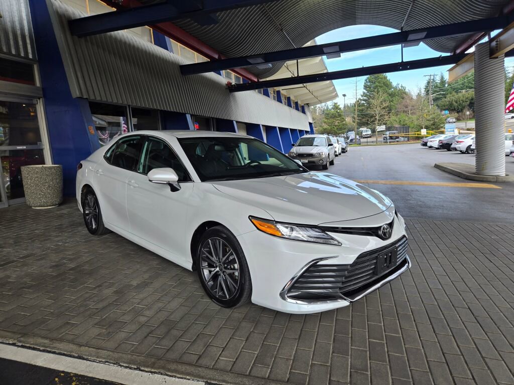Used 2024 Toyota Camry XLE w/ Cold Weather Package FWD image 3