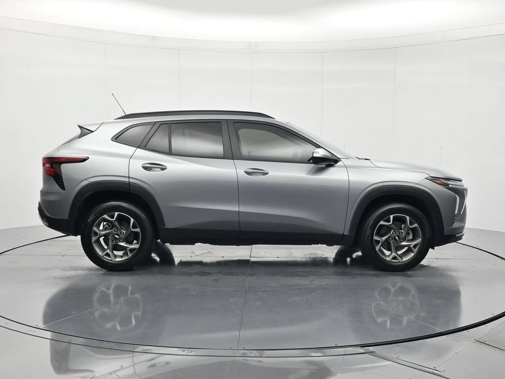 Certified 2025 Chevrolet Trax LT FWD image 4