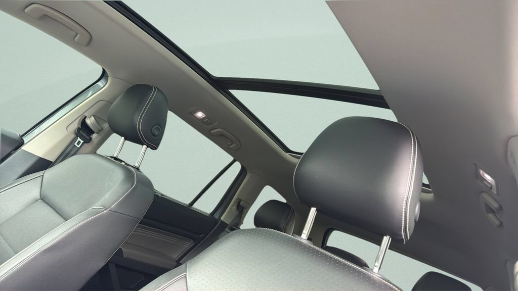 Certified 2023 Volkswagen Atlas SEL R-Line AWD/4WD image 18