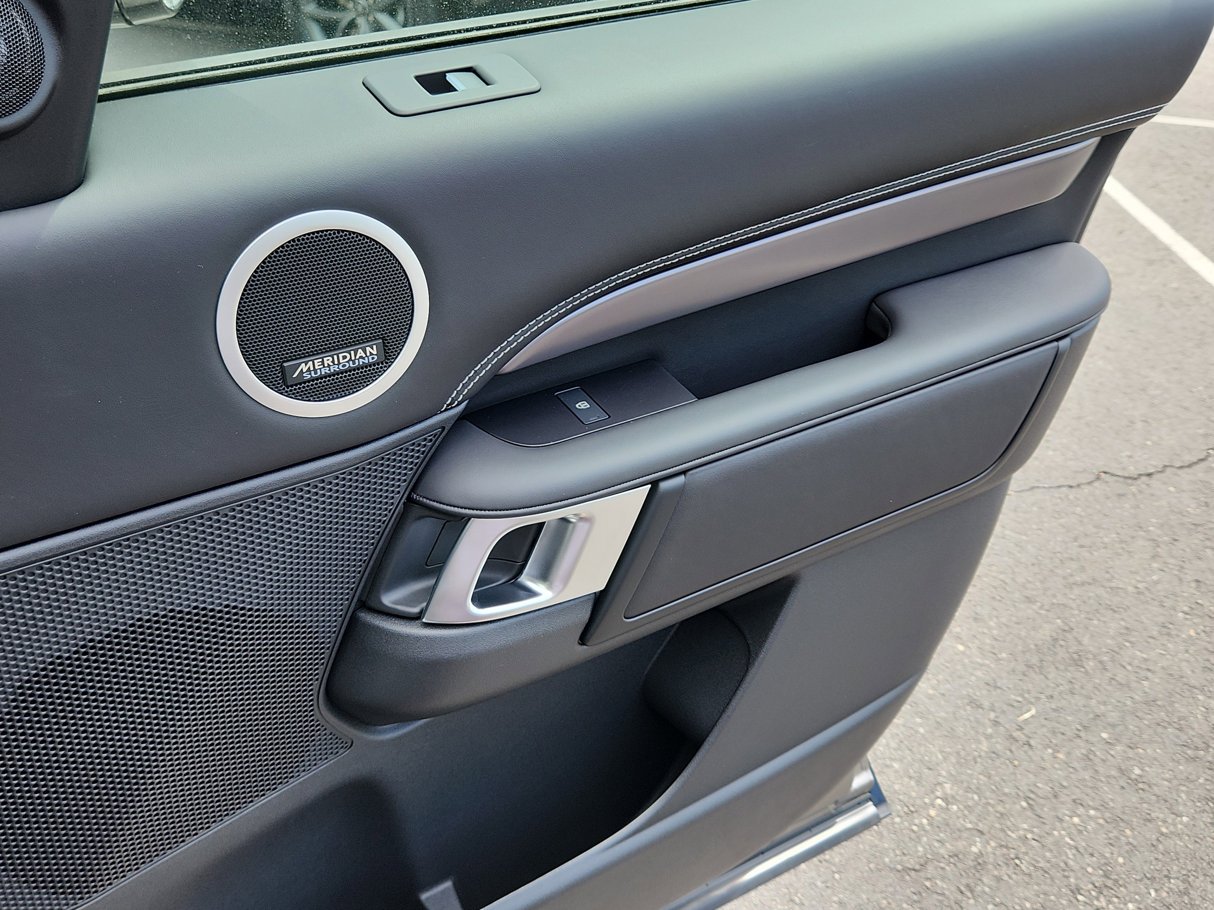 New 2025 Land Rover Discovery Metropolitan Edition image 19