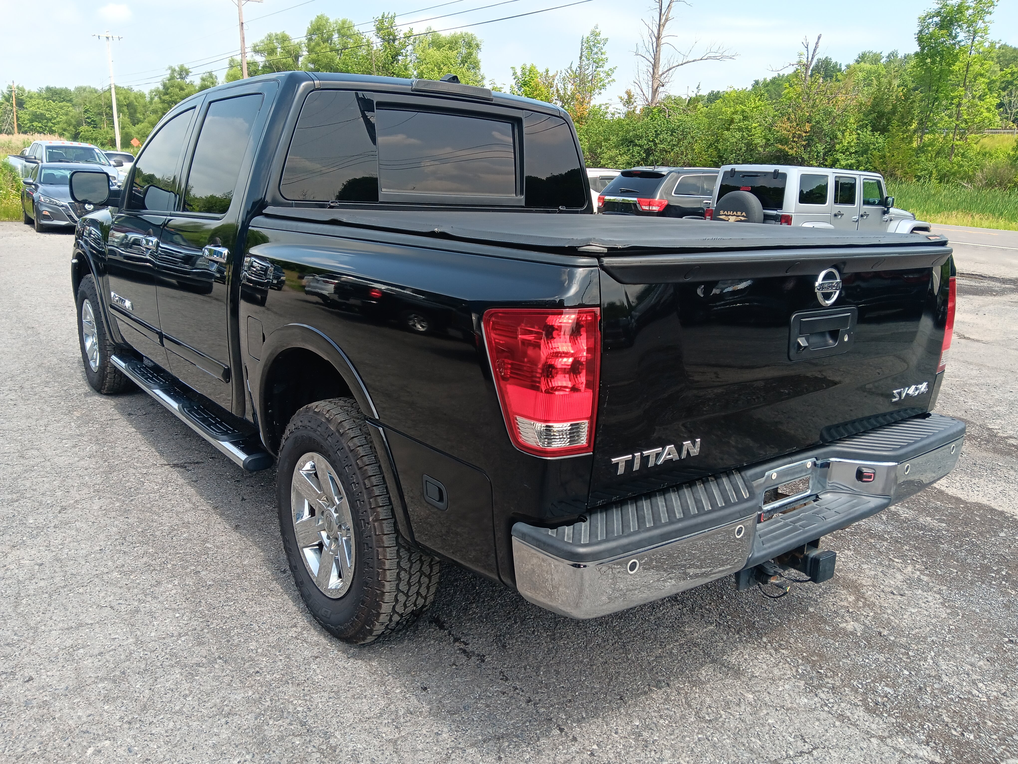 Used 2015 Nissan Titan SV w/ SV Value Truck Package AWD/4WD image 3