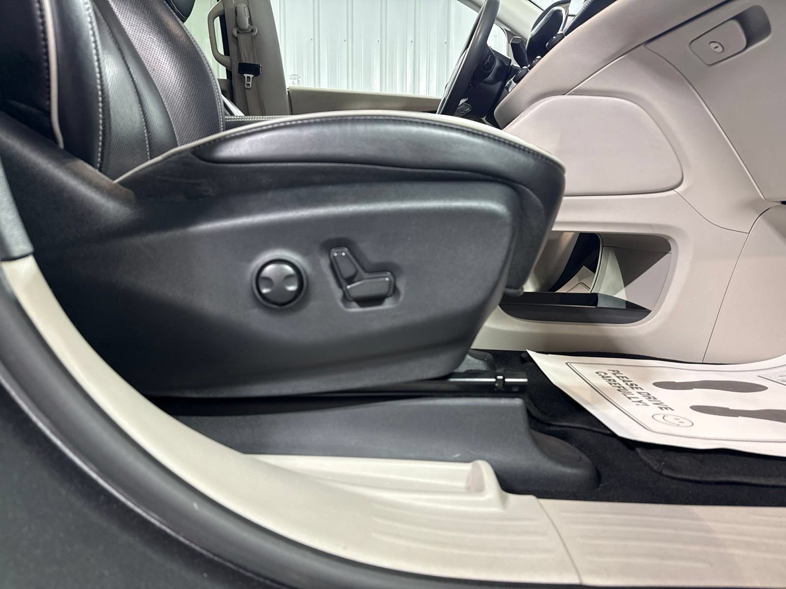 Used 2023 Chrysler Pacifica Limited FWD image 13