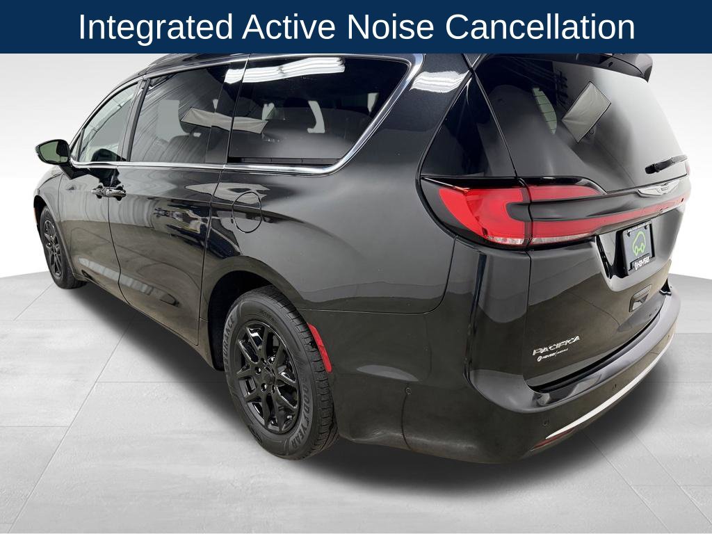 Used 2022 Chrysler Pacifica Touring-L w/ Uconnect Theater Family Group FWD image 8